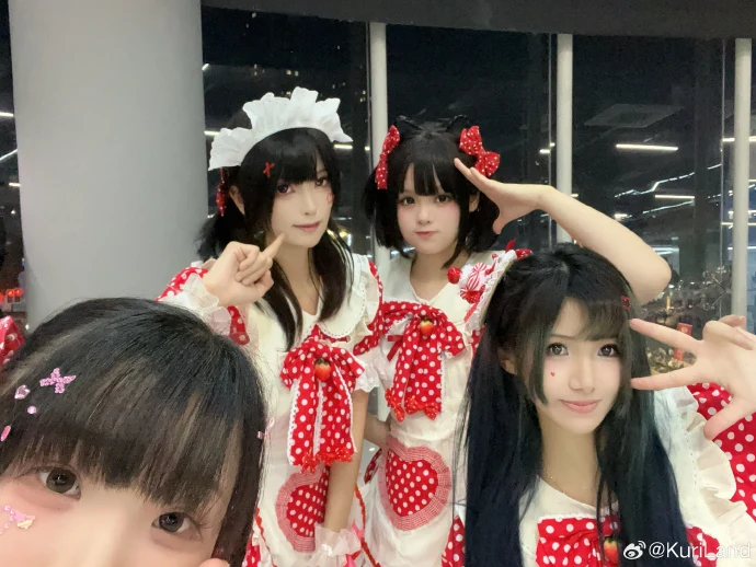 KuriLand 成员身穿红波点打歌服的活动合照
